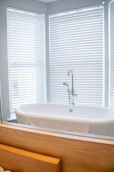 Edge14- Spacious, Stylish And Near The Beach! New Quay Εξωτερικό φωτογραφία